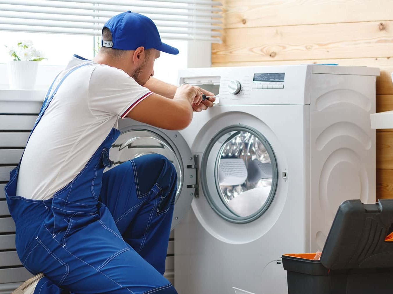 Técnico del servicio técnico Siemens reparando electrodoméstico en Gijón